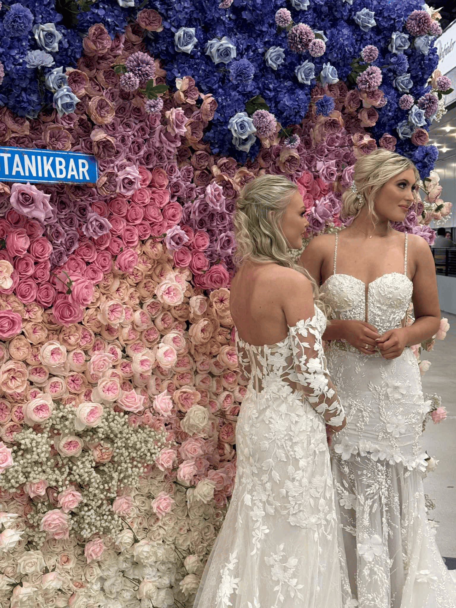 Botanikbar servering gennem blomstervæg